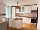 Pronájem rodinného domu 6+1, 258 m2, zahrada 185 m2, Na Fialce I, Praha - Řepy, cena 48000 CZK / objekt / měsíc, nabízí CENTURY 21 Dream