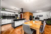 Prodej RD se zahradou, vyhřívaným bazénem, garáží, zasklenou terasou a balkonem, 210 m2, Praha 8 - Ďáblice, ulice Na Blatech, cena 21500000 CZK / objekt, nabízí CENTURY 21 4fin Reality