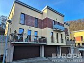 Rodinné bydlení s atmosférou domu: Mezonet 4+kk (96 m) se zahradou a velkorysou garáží, cena 15340000 CZK / objekt, nabízí 