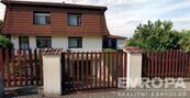 Pronájem rodinného domu 7+1 s bazénem, pozemek 537 m2, Nebušice, cena 89000 CZK / objekt / měsíc, nabízí EVROPA realitní kancelář