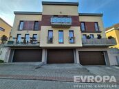 Bydlení jako v rodinném domě: Mezonet 4+kk (96 m) s vlastní zahradou a garáží, cena 15290000 CZK / objekt, nabízí 