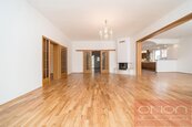 Pronájem rodinného domu se zahradou: Praha 6 - Nebušice, Ke Strži, cena 89900 CZK / objekt / měsíc, nabízí