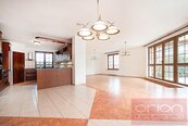 Pronájem luxusního domu se zahradou a bazénem: Praha 6 - Nebušice, Druhého odboje, cena 140000 CZK / objekt / měsíc, nabízí ORION Realit s.r.o.