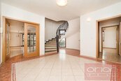 Pronájem luxusního domu se zahradou a bazénem: Praha 6 - Nebušice, Druhého odboje, cena 98000 CZK / objekt / měsíc, nabízí ORION Realit s.r.o.