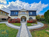 Pronájem luxusního rodinného domu 7+kk (360 m2), Praha 6 - Nebušice, ul. Ke Strži, cena 99000 CZK / objekt / měsíc, nabízí 