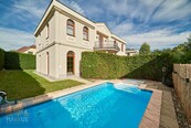 Pronájem luxusní vily 5+1/T (243 m2), pozemek 484 m2, bazén, dvojgaráž, Praha 6 - Nebušice, cena 110000 CZK / objekt / měsíc, nabízí Maxxus reality