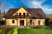 Prostorný rodinný dům 7+1 k pronájmu v Praze Křeslicích se zahradou 713 m2 a terasou, cena 68000 CZK / objekt / měsíc, nabízí 
