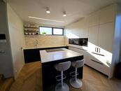 Prodej zařízeného rodinného domu 3kk 128m2 Bezinková, Březiněves, Garáž, Zahrada 542m2, cena 19500000 CZK / objekt, nabízí 