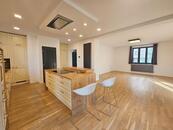 Pronájem třípodlažní moderní vily, zahrada, terasa, sklep, Praha Hostivař, cena 70000 CZK / objekt / měsíc, nabízí Mgr. Jan Vodenka