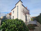 Pronájem třípodlažní moderní vily, zahrada, terasa, sklep, Praha Hostivař, cena 70000 CZK / objekt / měsíc, nabízí Mgr. Jan Vodenka