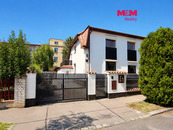 Pronájem rodinného domu, 280 m2, Praha, ul. V nové čtvrti, cena 103000 CZK / objekt / měsíc, nabízí M&M reality holding a.s.