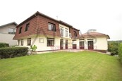Pronájem rodinného domu 7+1, 365 m2 Praha 6 Nebušice s vnitřním bazénem, cena 89000 CZK / objekt / měsíc, nabízí ATLAS reality