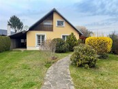 Pronájem rodinného domu 128 m2 se zahradou 450 m2 a zastřešenou terasou 30 m2, Praha Lipence Kazín, cena 34999 CZK / objekt / měsíc, nabízí CENTURY 21 Ruby