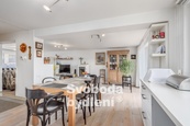 Doporučujeme řadový rodinný dům 5+kk s velkým zázemím, cca 222m2, se slunnou zahradou, pozemky cca 344 m2, ve vyhledávané lokalitě Prahy 10 - Kolovraty, cena 18900000 CZK / objekt, nabízí 
