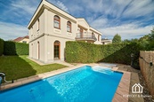 Luxusní vila k pronájmu v prestižní rezidenci Villas Šárka - Praha 6, Nebušice, cena 110000 CZK / objekt / měsíc, nabízí KOPECKÝ RealEstate & Partners